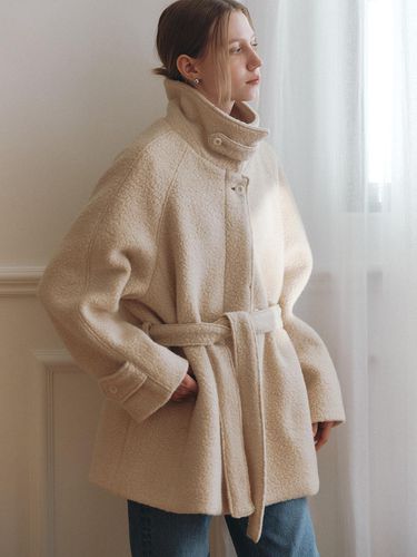 Comos 1274 alpaca boucle half coat (cream) - ourcomos - Modalova