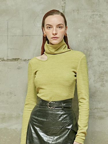 Unbalanced Shoulder Turtleneck Jersey Top Green - LIE - Modalova