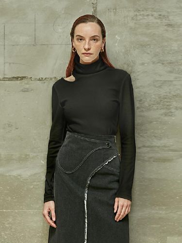 Unbalanced Shoulder Turtleneck Jersey Top Black - LIE - Modalova