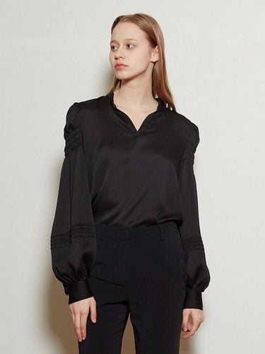 Smocking and Pintuck Detail Sleeve Blouse Black - LIE - Modalova