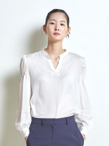 Smocking and Pintuck Detail Sleeve Blouse White - LIE - Modalova