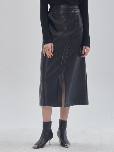 Unbalanced slit fake leather skirt black - LIE - Modalova