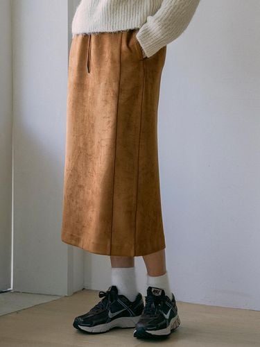 P3213 BANDING Suede Long Skirt_Camel beige - vanone atelier - Modalova