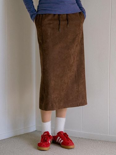 P3213 BANDING Suede Long Skirt_Brown - vanone atelier - Modalova