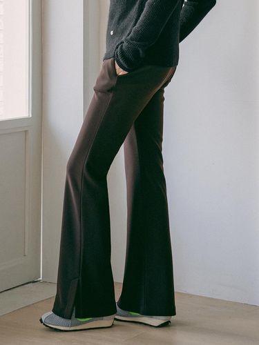 P3215 Flared Slit Pants_Brown - vanone atelier - Modalova