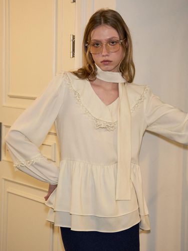 Scarf Ruffle Blouse_ - SALON DE YOHN - Modalova