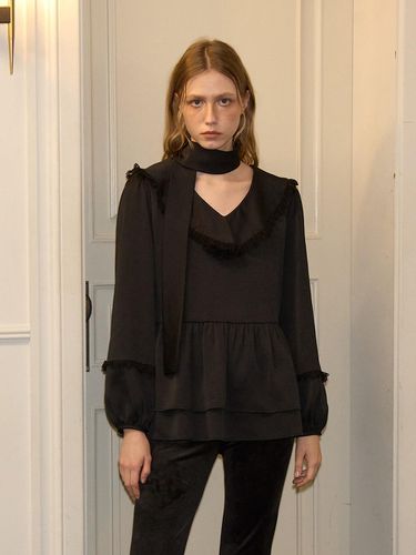 Scarf Ruffle Blouse_ Black - SALON DE YOHN - Modalova