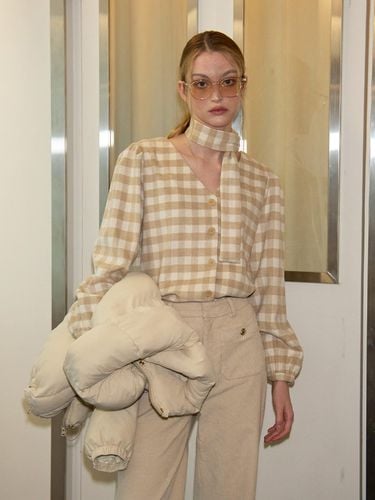 Scarf Gingham Check Blouse_ Beige - SALON DE YOHN - Modalova