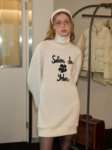 Logo Turtleneck Knit Dress_ - SALON DE YOHN - Modalova