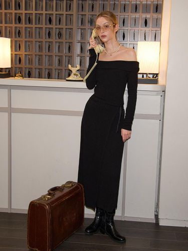 Off Shoulder Long Wrap Dress_ Black - SALON DE YOHN - Modalova