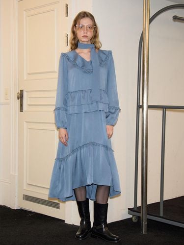 Scarf Ruffle Long Dress_ Blue - SALON DE YOHN - Modalova