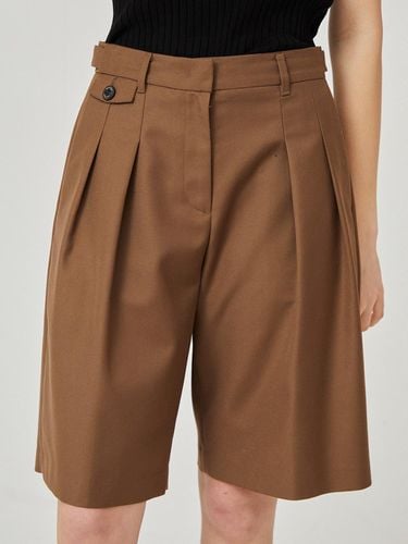 Two tuck Single Bermuda Pants (Beige)_L4A1 - PT03C - LIKK - Modalova