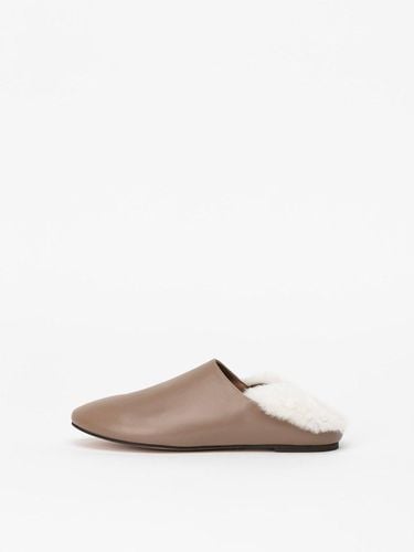 Angelique Shearling Flats in ACORN BEIGE - CHAUSSURE LAPIN - Modalova