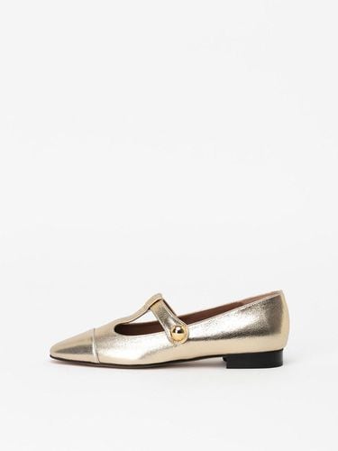 Lysiane T Strap Flats in CRACKED GOLD - CHAUSSURE LAPIN - Modalova