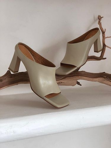 Modern square unlined mules beige - jeu d`art - Modalova