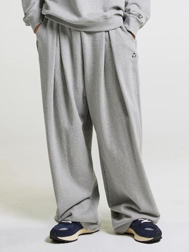 Clover Logo Two Tuck Sweatpants Gray - AKIII CLASSIC - Modalova