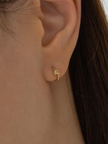 K Mini Pretzel One Touch Ring Earring (14k Gold) - LUNNE - Modalova