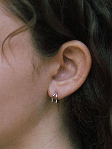 By] Silver (W) Two-line Mini One-Touch Earring BH - hyeres-lor - Modalova