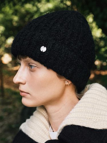 Soft wool knit beanie - black - LOEIL - Modalova