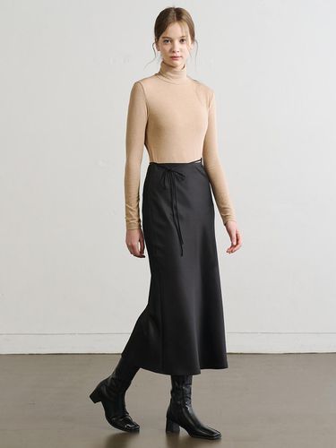 FW] Lautre Strap Black Satin flare skirt - L’autre de min - Modalova