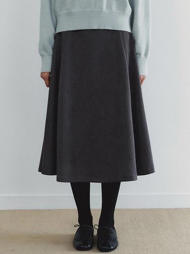 Suede Flared Long Skirt - Charcoal - LOEIL - Modalova