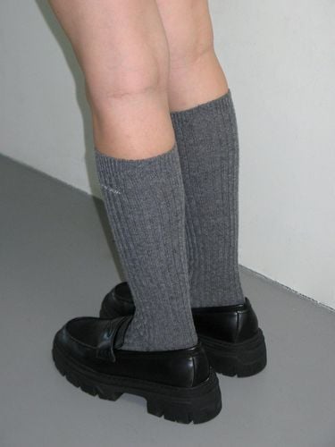 LOGO CASHMERE KNEE SOCKS_MELANGE GREY - CRANK - Modalova