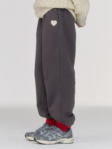 Car] Heart Patch Sweatpants (Charcoal) - sienne - Modalova