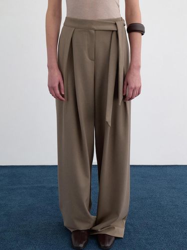 FLAP BELTED WIDE SLACKS, DEEP BEIGE - LOWTEAL - Modalova