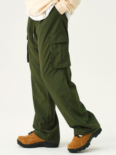 UNISEX] BANDING Nylon Cargo Pants_Khaki - GRAVER - Modalova