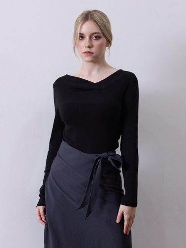 PINTUCK NECKLINE T - BLACK - LE STUDIO - Modalova