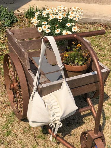 Ruffle Envelope Bag [Ivory] - ovuni - Modalova