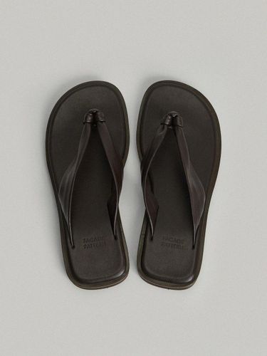 Round Toe Fluffy Sandals [Brown] - FACADE PATTERN - Modalova