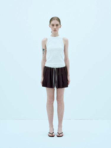 VEGA pleated shorts [PURPLE Brown] - ARIK. - Modalova