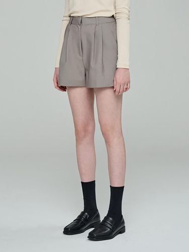 Classic Double-Pleated TR Blend Shorts [Light Brown] - JULIAPEPE - Modalova