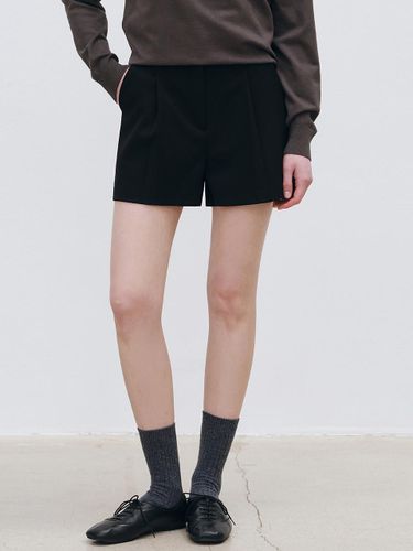 Minimal Pin-tuck Bermuda Shorts [Black] - LOEIL - Modalova