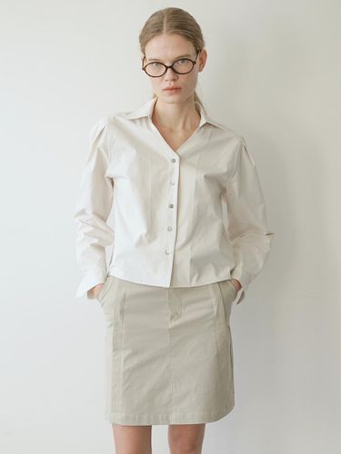 WRINKLE-FREE PUFF SLEEVE PLEATS V-NECK BLOUSE [WHITE] - LEIE - Modalova