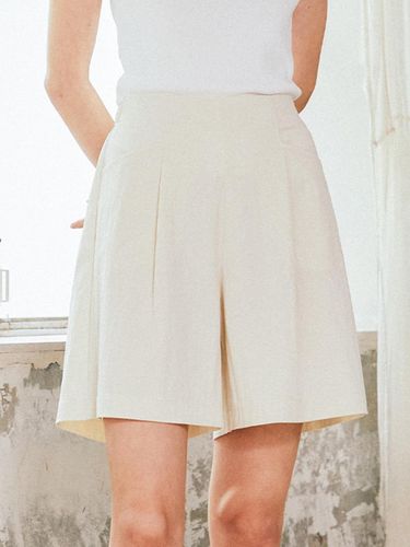 Double Pleated Stretch Knee-Length Shorts [] - QUEEN STYLE - Modalova