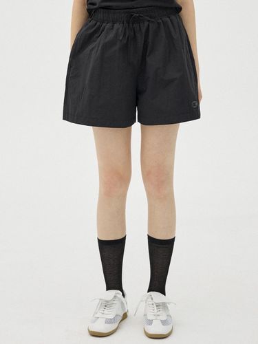 Logo Patch Nylon 3/4 Length Shorts [BLACK] - OIOI COLLECTION - Modalova