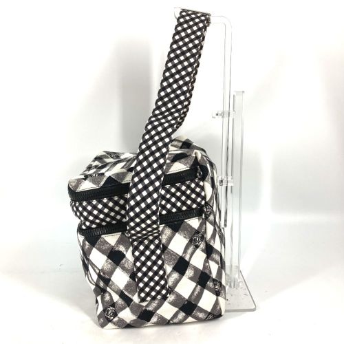 Cloth Shoulder Bag (Pre-Owned) - Chanel - Modalova