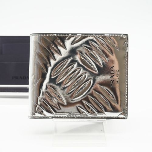 Patent Leather Wallet (Bi-Fold) (Pre-Owned) - Prada - Modalova