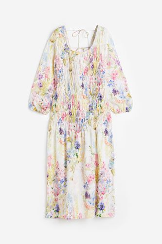 Gesmoktes Kleid Weiß/Geblümt, Alltagskleider in Größe M. Farbe: - H&M - Modalova