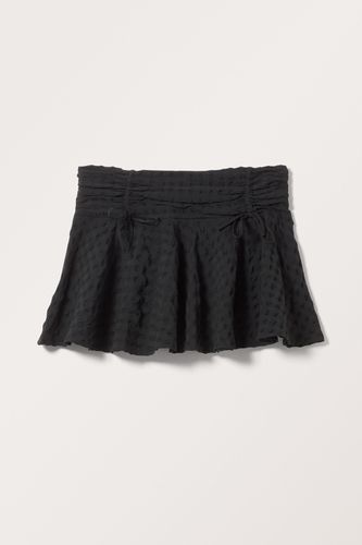 Kurzer Minirock mit Schleifendetail Schwarz, Röcke in Größe XL. Farbe: - Monki - Modalova