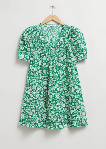 A-Linien-Kleid mit kurzen Ärmeln Grüner Blumendruck, Alltagskleider in Größe 38. Farbe: - & Other Stories - Modalova