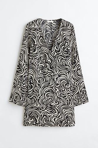Kleid mit V-Ausschnitt Schwarz/Gemustert, Alltagskleider in Größe XS. Farbe: - H&M - Modalova