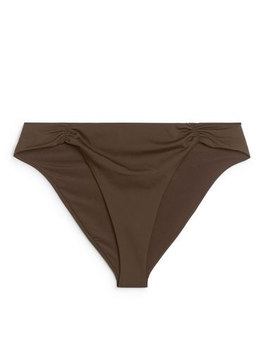 Bikinihose mit Raffung Dunkelbraun, Bikini-Unterteil in Größe 32. Farbe: - Arket - Modalova