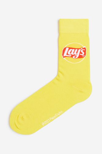 Socken mit Motiv Gelb/Lay's in Größe 46/48. Farbe: - H&M - Modalova