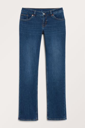 Tief sitzende Jeans mit geradem Bein Flussblau, Straight in Größe W 32. Farbe: - Monki - Modalova
