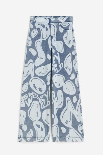 Weite Hose mit Print Denimblau/SmileyWorld®, Hosen in Größe 158. Farbe: - H&M - Modalova