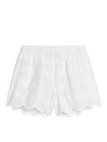 Shorts mit Lochstickerei Weiß in Größe 34. Farbe: - Arket - Modalova