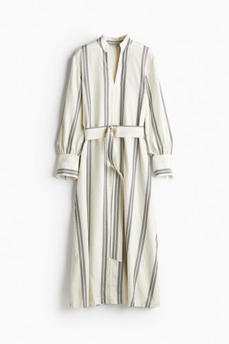 Blusenkleid mit Gürtel Cremefarben/Gestreift, Alltagskleider in Größe XS. Farbe: - H&M - Modalova